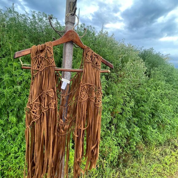 Chico's Sz. 0 (Small/4) Waterfall Fringe Brown Faux Suede Boho Macrame Vest - Picture 10 of 16
